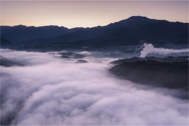 10月上旬の早朝に撮影。木曽川から発生する霧が雲のように見える絶景スポット。霧の発生率はかなり高いそう / 苗木城跡