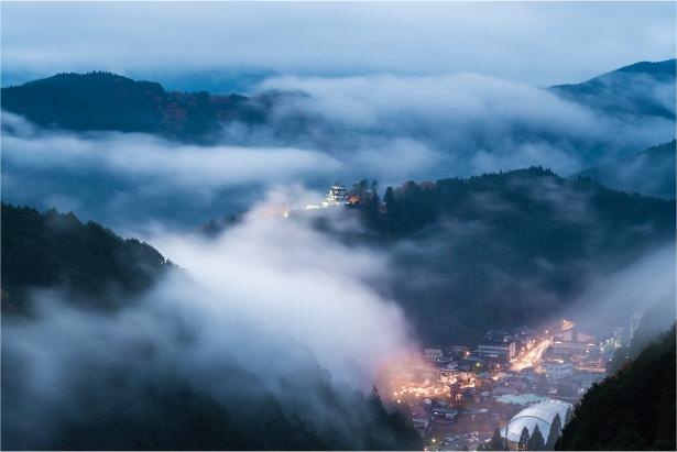 【写真】霧の中にたたずむ天守閣の神秘的な光景に思わず見とれてしまう / 郡上八幡城