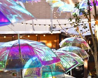 オーロラ色に包まれる非日常空間！千葉市の椿森コムナで「Wrapping komuna～万華鏡の空～」が開催中