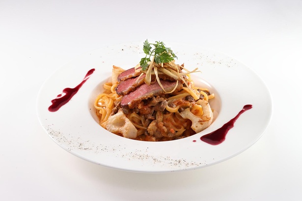 トマトクリームパスタ・鴨肉のローストをのせて(1400円) / スカイライン・バー ※画像はイメージ
