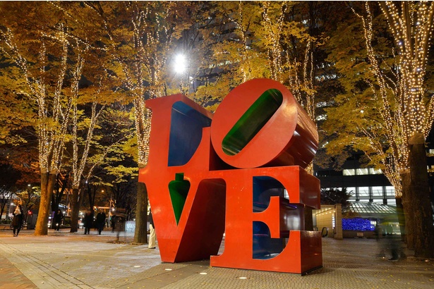 新宿アイランドのシンボルとしてお馴染みの「LOVE」もライトアップ