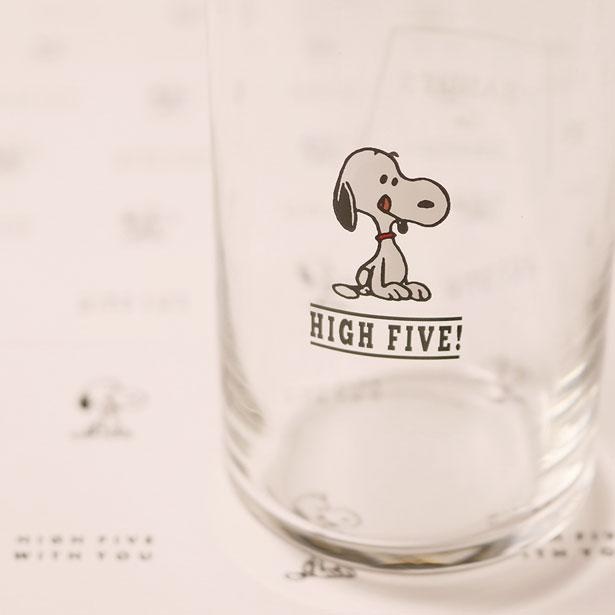 グラスにはお腹を空かせたスヌーピーと、5周年のテーマである「HIGH FIVE」の文字が