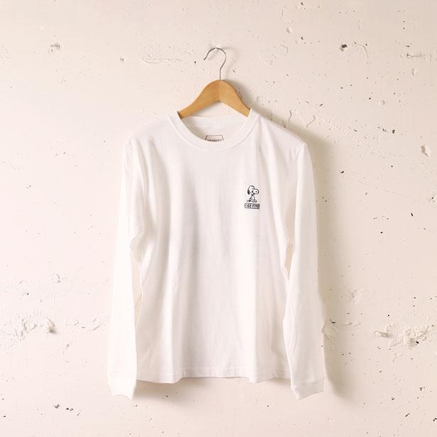 ロングスリーブTシャツはホワイト、パープル、ベージュの3色展開