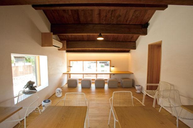 蔵の天井をそのまま残した2階のテーブル席。窓からは石鳥居が見られる/京都祇園茶寮