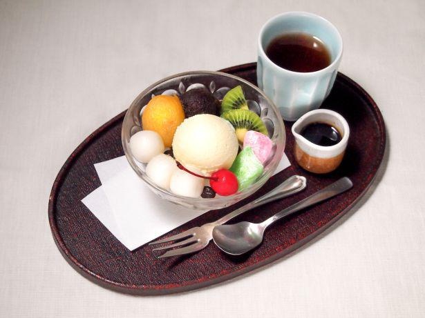 ミュージアムカフェで楽しめる「白玉クリームあんみつ」