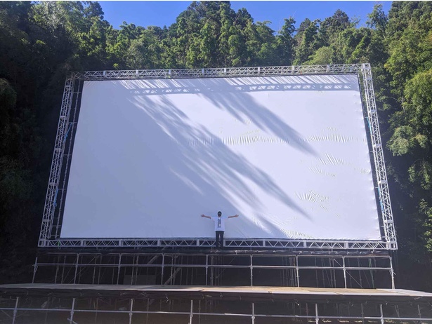 森の中の巨大スクリーンで見る映画は楽しみも倍増！