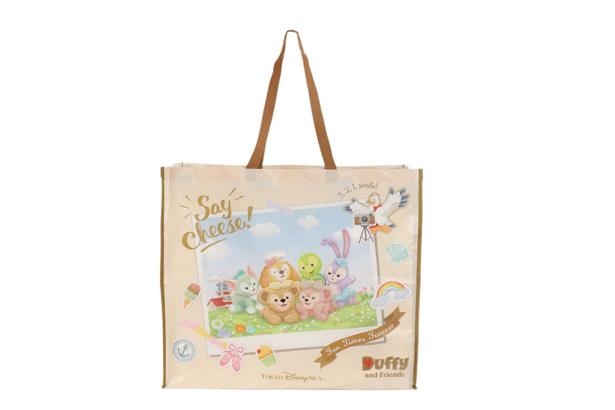 写真撮影をするダッフィー&フレンズがかわいい「ショッピングバッグ」(1100円)