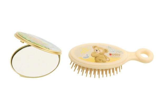 「ミラー&ヘアブラシ」(2000円)。ミラーにはダッフィー&フレンズ6人を、ヘアブラシには振り返るポーズがキュートなダッフィーをデザイン