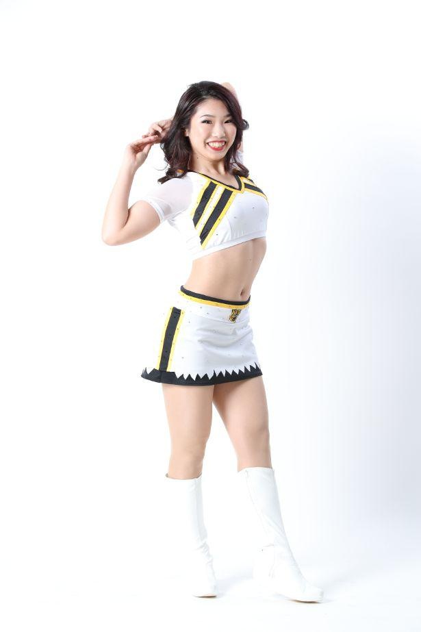 Hitomi、出身地:大阪府、チャームポイント:八重歯