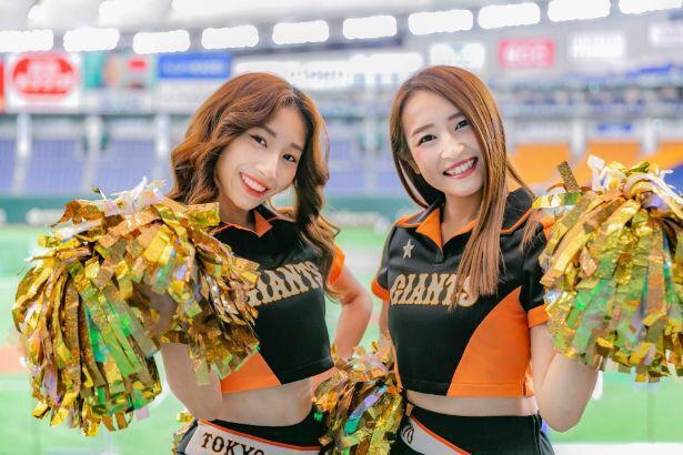 写真左から糸日谷るい(千葉県、FANCY / TWICE)＆五関るみな(群馬県、Another Day of Sun[映画「LA・LA・LAND」])
