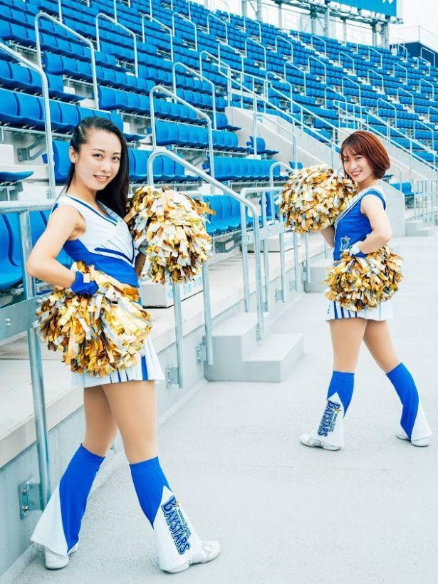 写真左から、Maho(特技：ダンス・裁縫、モットー：work hard play hard 物事を色んな角度から見る)&Natsu(特技：アクロバット、モットー：猪突猛進)