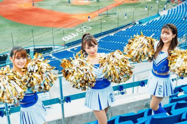 写真左から、Sara(特技：ダンス・絡まったネックレスを解くこと、モットー：自分の機嫌は自分で取る)&Rina(特技：人の名前と顔を覚えること、モットー：自分らしく)&Fuko(特技：バランスボールにずっと乗っている事、モットー：強く生きる！)
