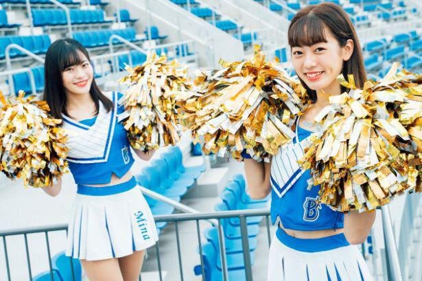 写真左から、Mina(特技：イラストを描くこと、モットー：今を楽しむ！)&Yuuka(特技：水泳、モットー：目標とされる人になること)