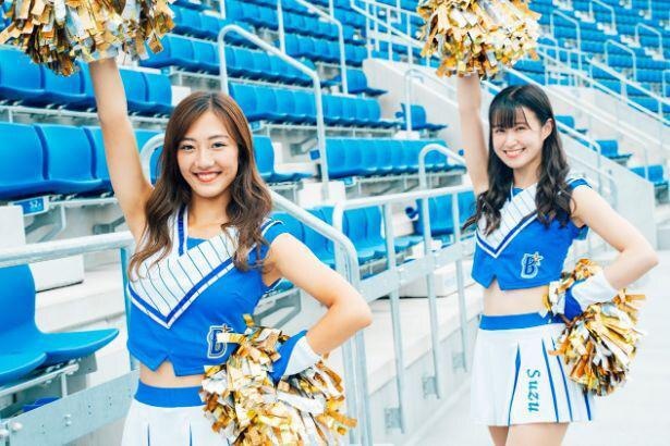 写真左から、Fuka(特技：ダンス、モットー：always smile)＆Suzu(特技：野球のスコアをつけること、モットー：辛くても苦しくても笑顔でいる)