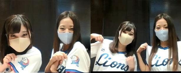 ユニフォームの70周年記念ロゴを見せてくれるNatsumiとMiho