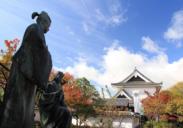 細川忠興(ただおき)・玉(ガラシャ)夫婦の銅像は撮影スポットの一つ /勝竜寺城公園