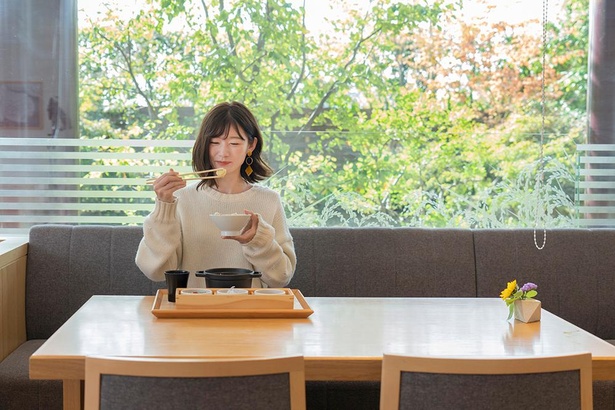 大粒でほくほくとした栗に思わずニンマリ。ココット鍋で蒸すことで、栗の甘みを引き出している/小倉山荘 竹生の郷 本館
