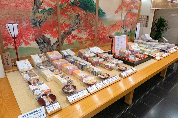 小倉山の四季が描かれたあでやかなデザインの包装紙からも京都らしさが感じられる/小倉山荘 竹生の郷 本館