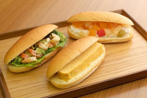 だし巻たまご(手前・260円)、アボカド＆シーフード(左奥・290円)、ミックスフルーツ＆ホイップ(右奥・240円)/西山こっぺ堂
