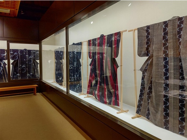 安陪寿恵氏作の絵絣約20点が展示される