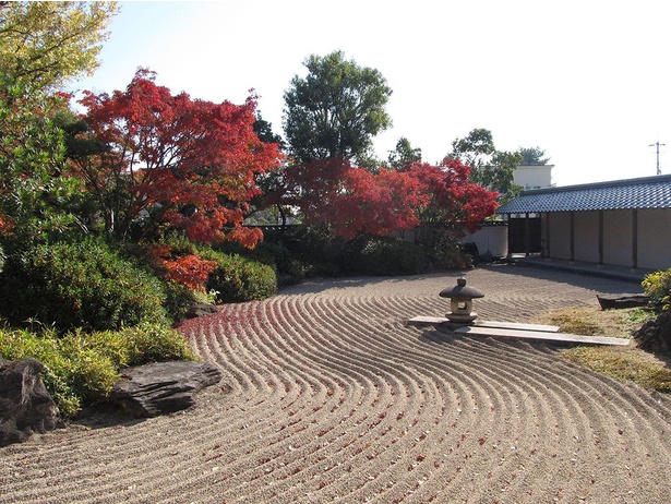 今の季節は紅葉も楽しめる犬養木堂記念館