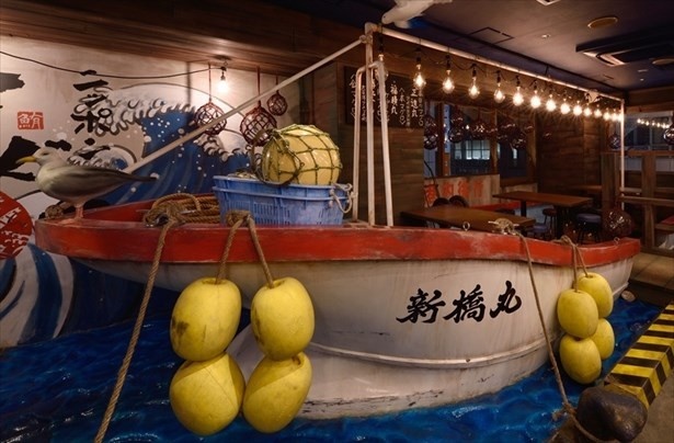 【写真を見る】店内には漁船が!?