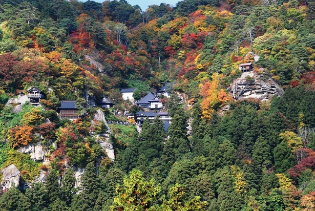 鮮やかな紅葉に包まれる山寺
