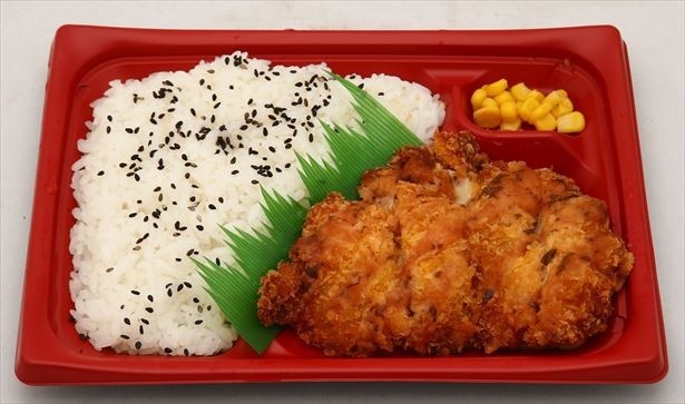 ソースやチキンカツの下味に“おばあちゃんの梅畑”で収穫した完熟梅を使用したチキンカツ弁当(298円)