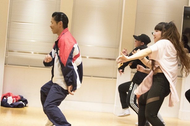 生徒たちとのダンスを楽しむMASTSU