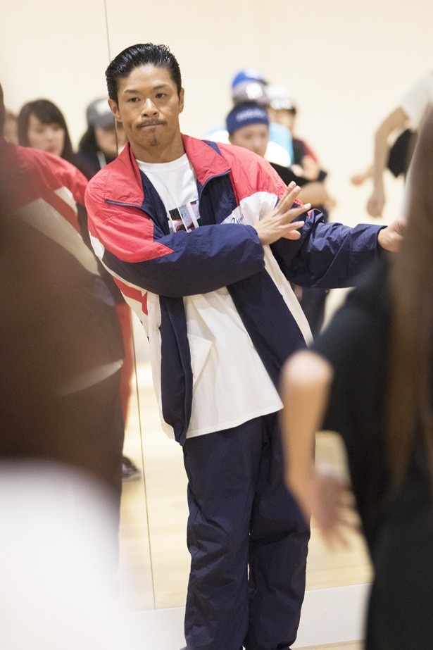 自身も踊りながら指導するMATSU