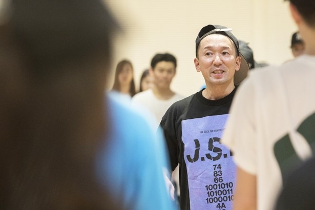 ストリートダンスシーンのレジェンド・BOBBYのレッスンに生徒たちは真剣な表情を浮かべる