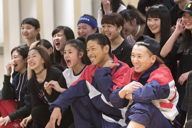 記念撮影の際には生徒たちも満面の笑み