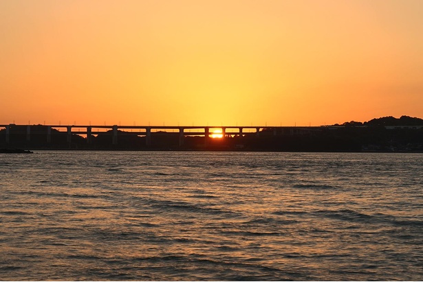 真っ赤な夕日が橋の向こうに沈んでいきました