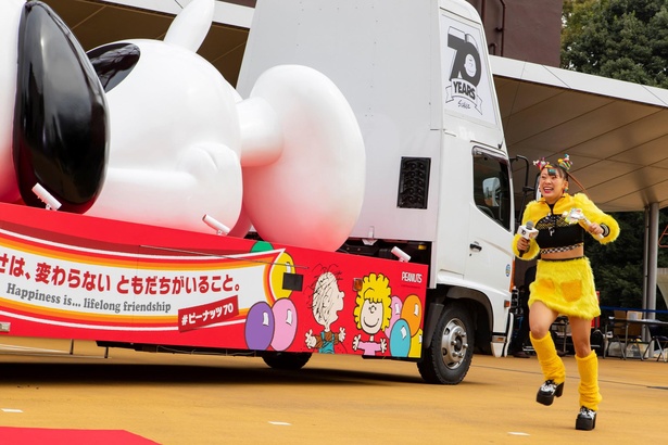 スヌーピーとフワちゃんに共通点 Snoopy Happiness Float 出発式でフワちゃん大暴れ ウォーカープラス