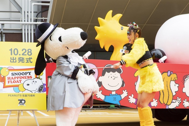 スヌーピーとフワちゃんに共通点 Snoopy Happiness Float 出発式でフワちゃん大暴れ キャラwalker ウォーカープラス