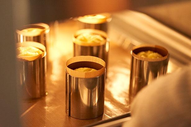 スフレはクリームチーズ2種にマスカルポーネチーズを混ぜ合わせ、一つ一つ丁寧に焼き上げている