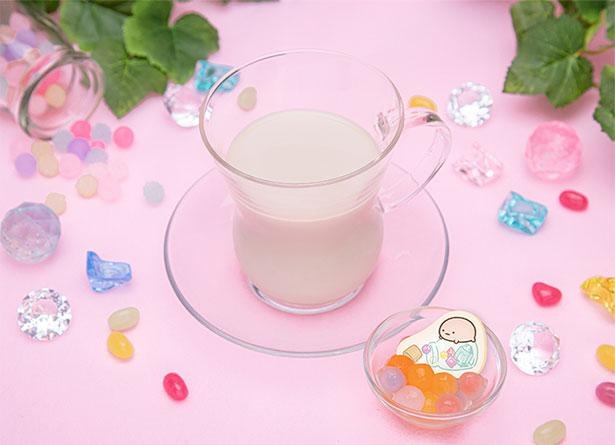 カラフルなタピオカと一緒に味わう「たぴおかのみるくてぃー(ホット)」