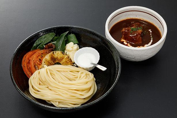 「東京らーめん いな世」の「ビーフシチュー つけ麺」(税込1200円)。ヨーグルトを入れると味がまろやかになる