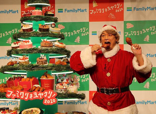 チキンに豪快にかぶりつく香取
