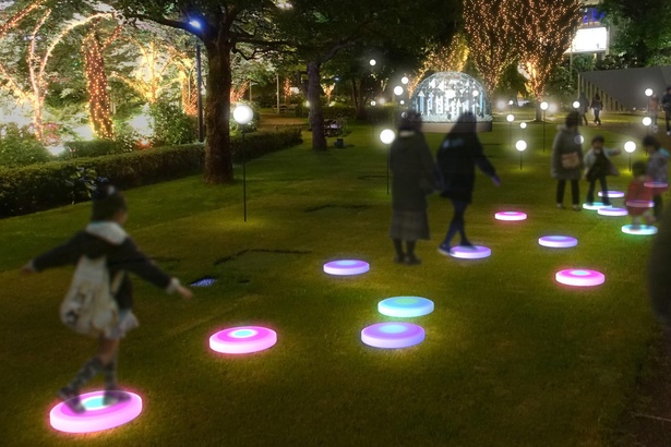 冬の散歩のアクセントとして、鮮やかなネオンカラーに光る体験型のイルミネーション「STEP LIGHT ＊カラフルな世界＊」