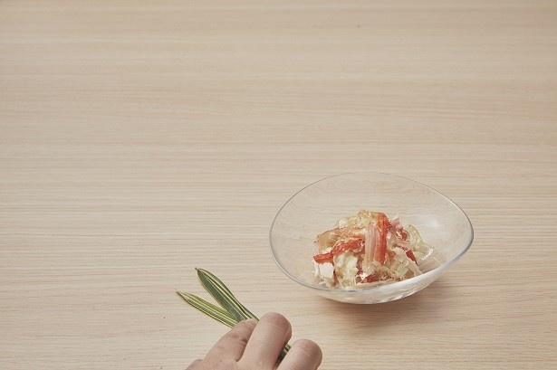 「蒸し鶏と蟹蒲鉾の柑橘ジュレがけ」