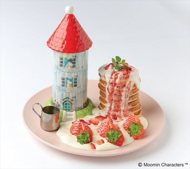 【画像を見る】あまおうのソースをたっぷりかけた「あまおうムーミンハウスパンケーキ」(税別1800円)