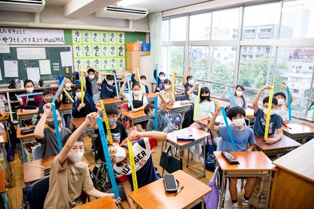 リボンに願い事を書いた、墨田区立業平小学校の5年生と6年生の児童たち