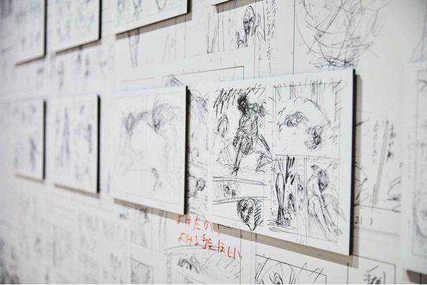 展示の最後を飾るのは、作者・諫山創(いさやまはじめ)へのインタビュー映像と10年分のネームの展示だ
