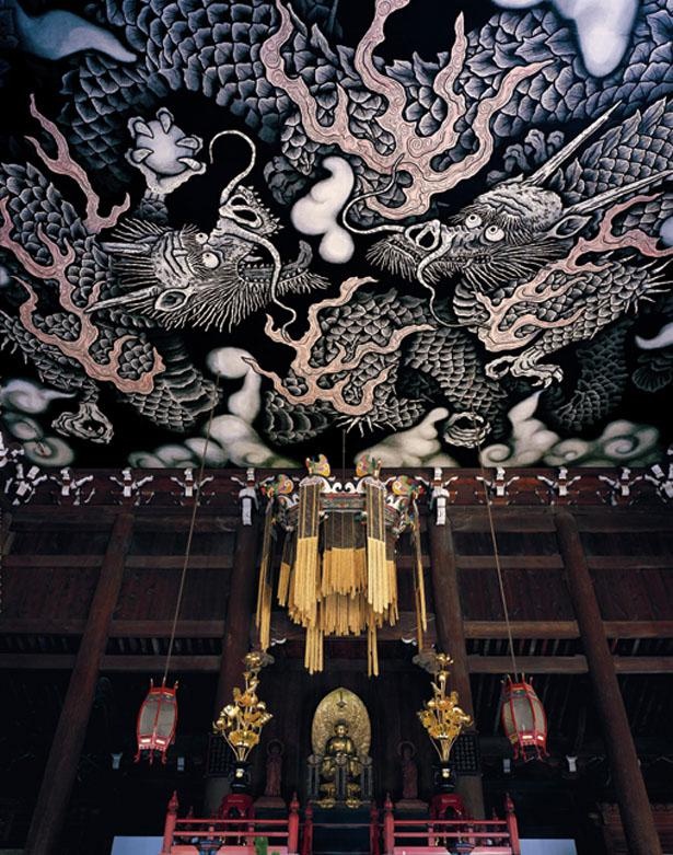法堂・天井の「双龍図」は、建仁寺創建800年を記念して小泉淳作画伯が描いた大作！/建仁寺