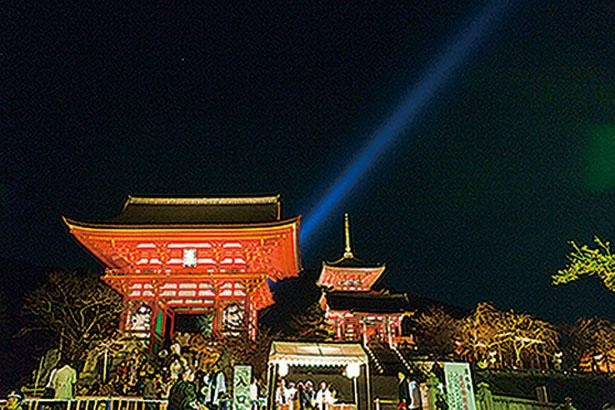 夜の特別拝観時の入口・参拝受付となる仁王門。勇壮な伽藍も見どころだ/清水寺