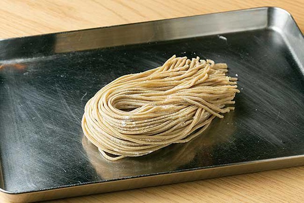 関東では珍しい、京都の小麦を配合した自家製麺を採用