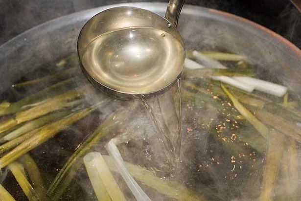 鴨ガラと香味野菜のみを丁寧に炊いた黄金スープ