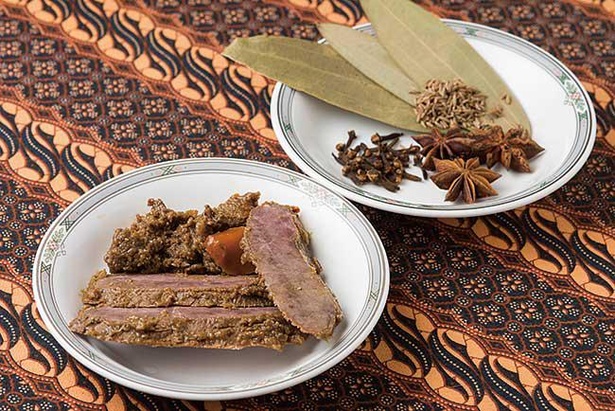 インドネシアの家庭料理ルンダンがタレ代わりに