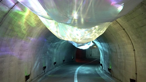 【写真】光の呼吸・水の吐息をテーマに演出された「光のトンネル」